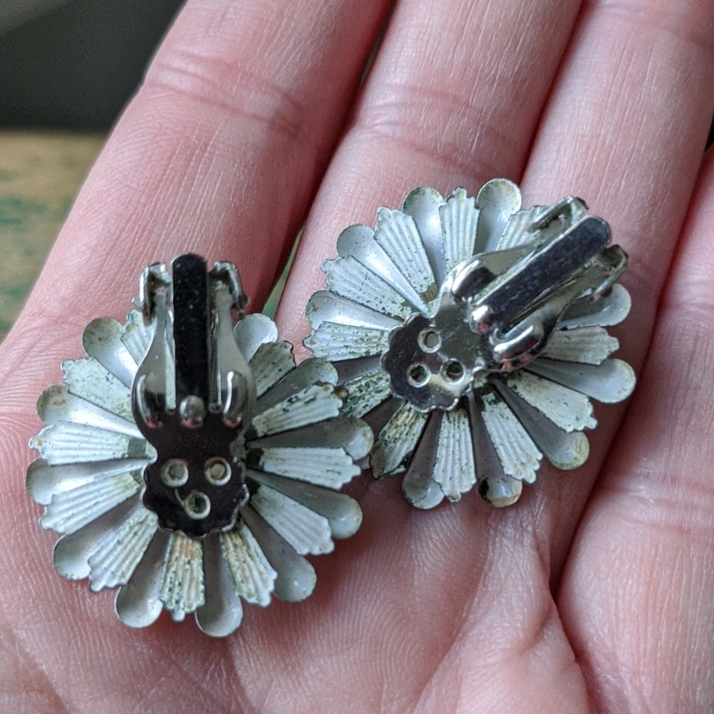 Vintage Black & White Daisy Retro Clip-On Earrings - Picture 7 of 8